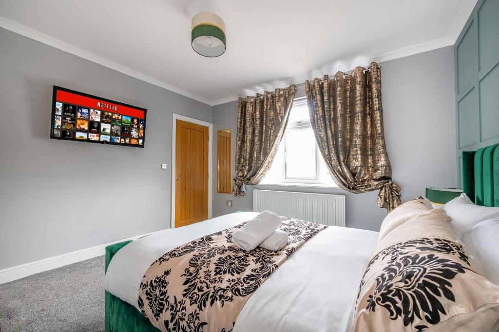 Schlafzimmer mit einem Bett und einem Fenster in der Unterkunft *RB98BL* For your most relaxed & Cosy stay + Free Parking + Free Fast WiFi * in Farnley