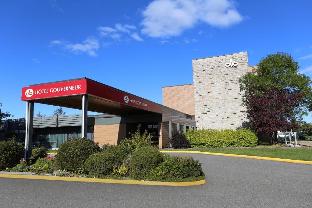 un edificio con una señal delante de él en Hôtels Gouverneur Sept-Îles en Sept-Îles