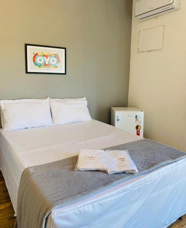 una camera da letto con un grande letto con lenzuola bianche di Pousada Sol & Mar a Serra