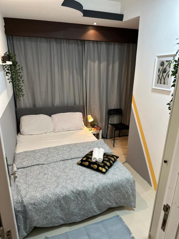 una camera con un letto e una sedia di Double Partition Room in Al Barsha 1 Nearest to Metro a Dubai