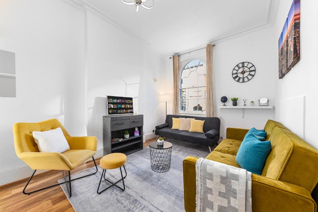 a living room with a couch and two chairs at Central London Serviced Apartment - Paddington Luxury Stay - Hyde Park & Westminster in London
