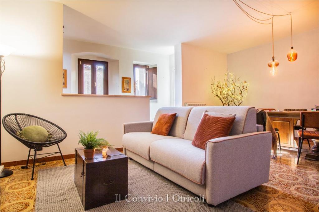 a living room with a couch and a table at Il Convivio in Otricoli