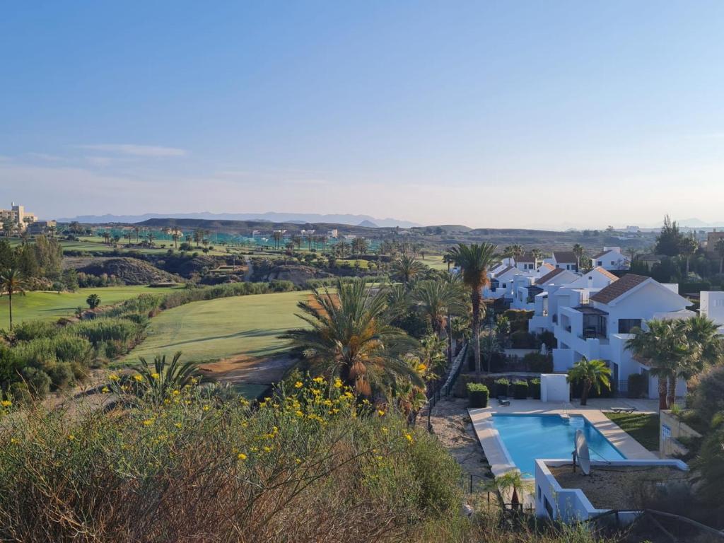 vista aerea di una casa e di un campo da golf di Penthouse Golf lujo, Perla Sol 1 a Vera