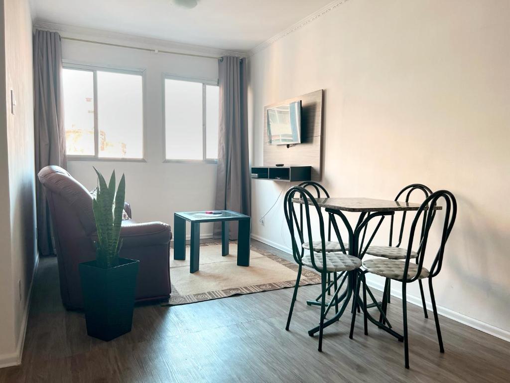 a living room with a table and chairs and a couch at Apartamentos Liberdade São Paulo Center in São Paulo