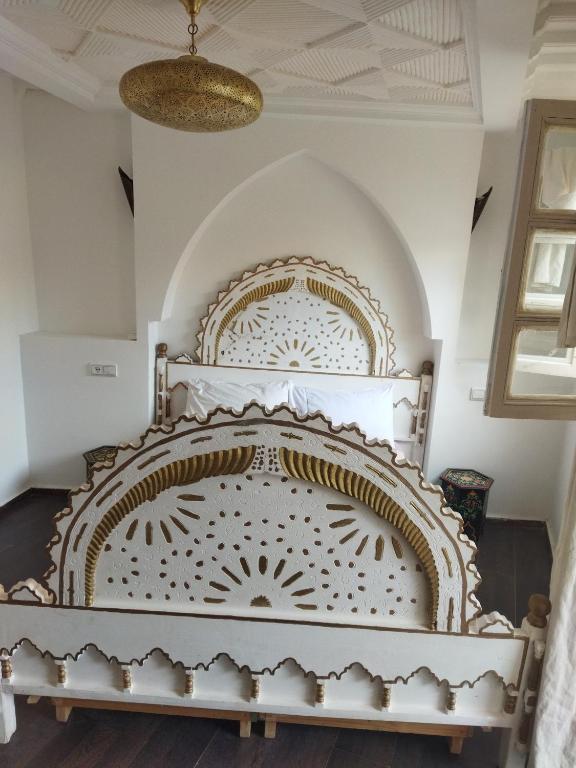 Cama grande en habitación con techo en Riad Marrakeshkesh, en Marrakech