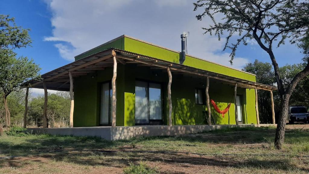 a green house with a green roof at las tacanas casa del alto in Nono
