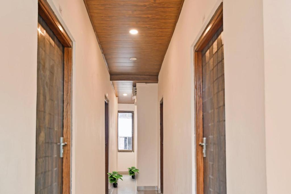 un pasillo con techos de madera y puertas grandes en Flagship Classic Guest House, en Shillong