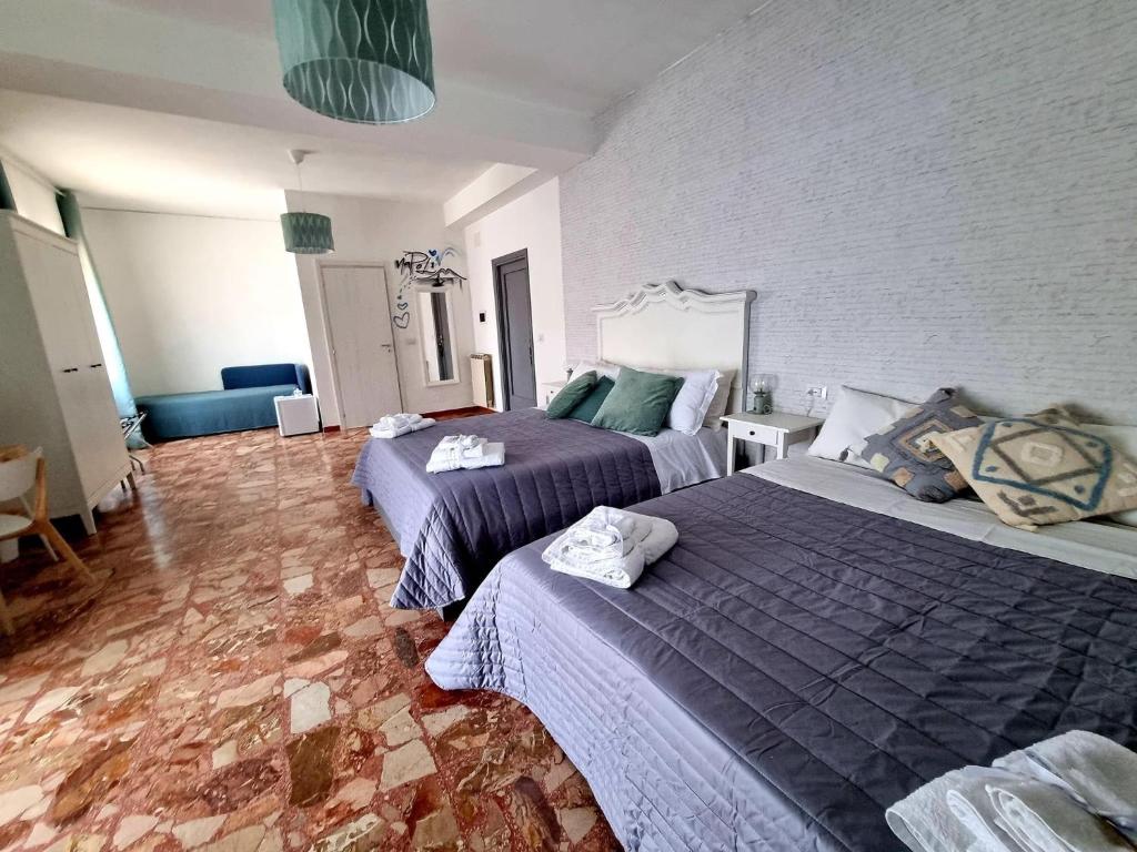 una habitación de hotel con 2 camas en una habitación en B&b stella caltavuturo, en Caltavuturo