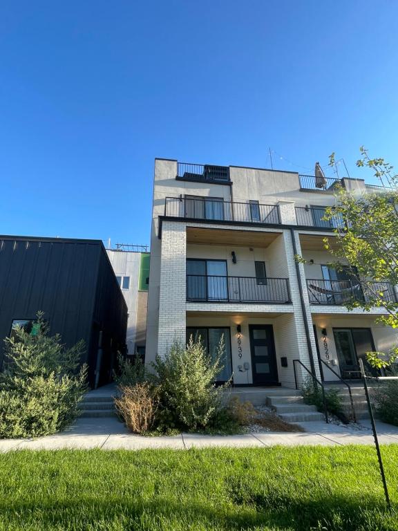 an apartment building with a lawn in front of it at Private, cozy, suite by Mile High Stadium and Downtown Denver! in Denver