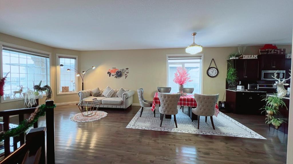 ein Wohnzimmer mit einem Tisch und einem Sofa in der Unterkunft Happy House - Regina City in Regina