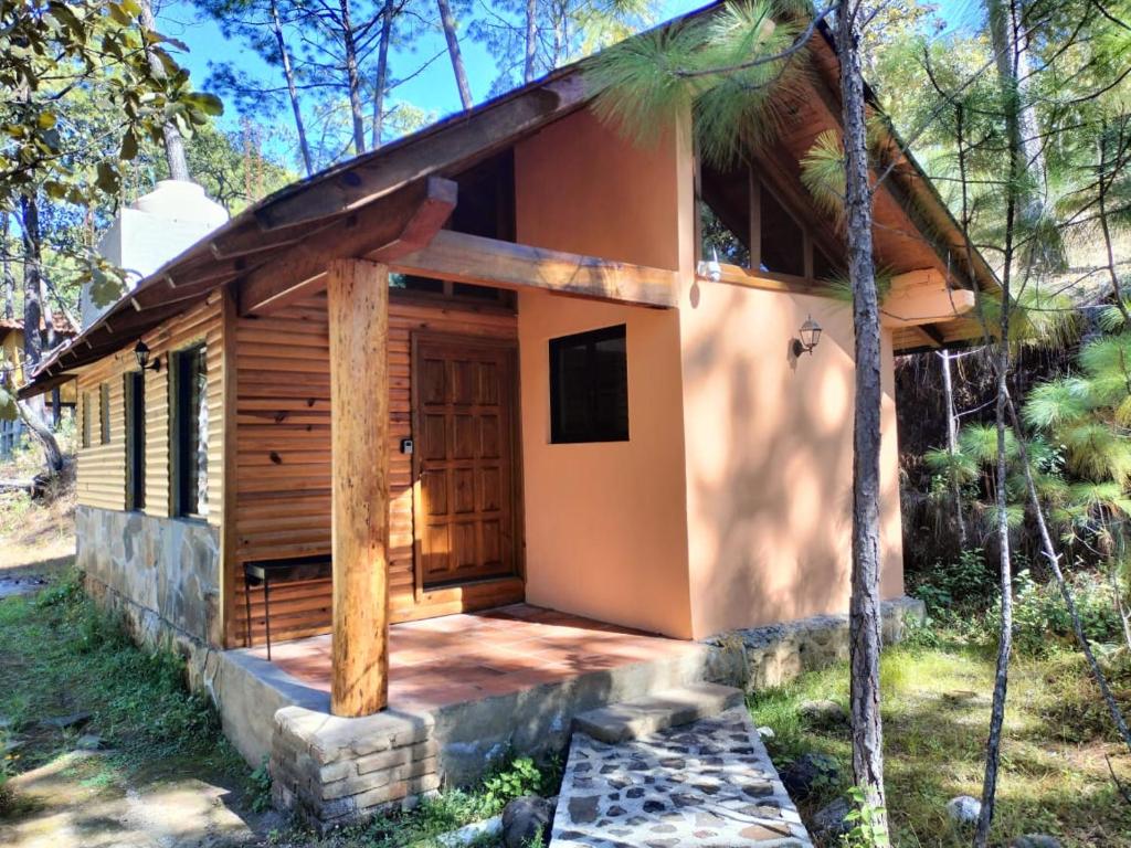 Cabaña pequeña con porche en el bosque en Cabaña para 2 Giuseppe en Bosque., en Mazamitla