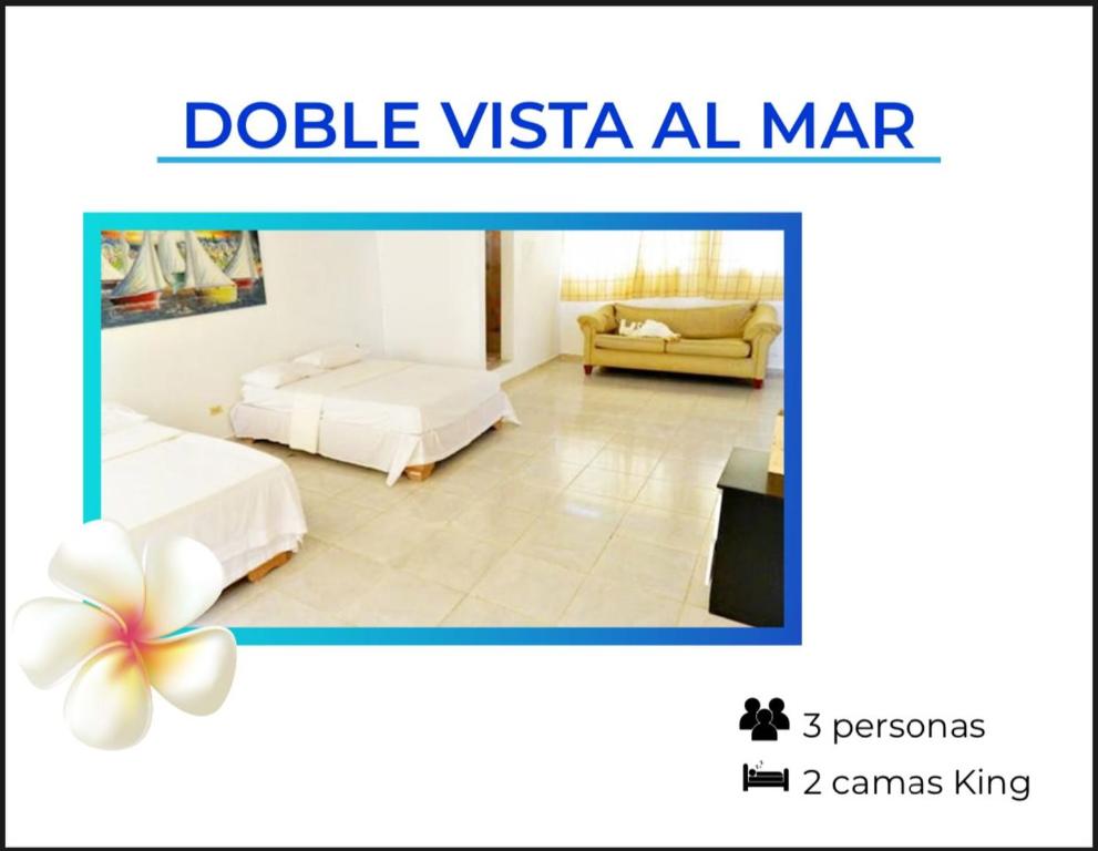 ein Wohnzimmer mit 2 Betten und einer Blume in der Unterkunft Villa Alfonsina in Santiago de los Caballeros