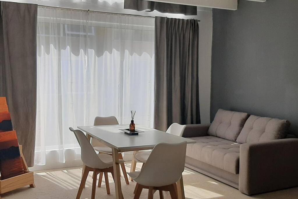 una sala de estar con una mesa y un sofá en AM Aparts Calafate, en El Calafate