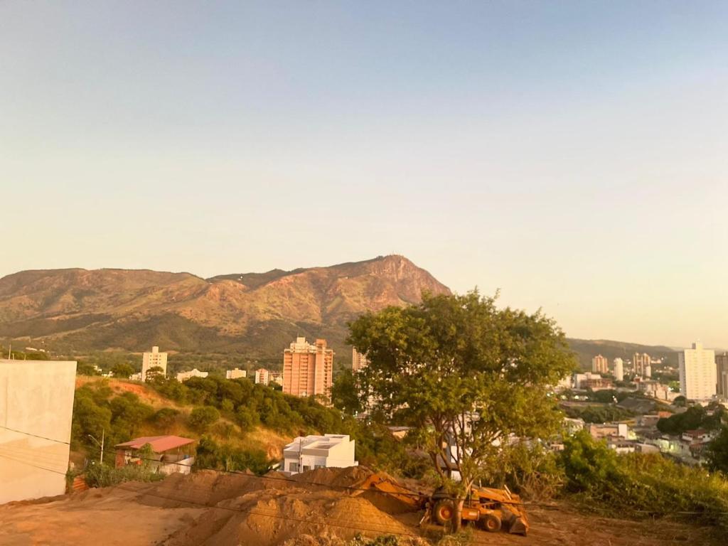 uma vista para uma cidade com uma montanha ao fundo em GV Apartamentos- 2qt-ar cond- area central com vista espetacular em Governador Valadares