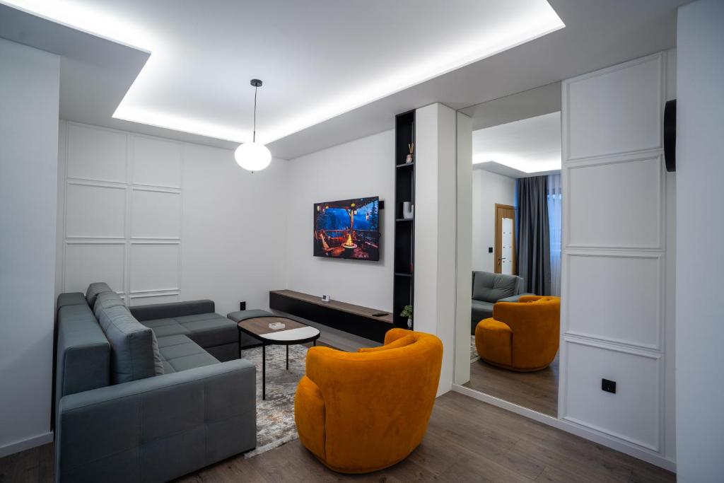 帕萊的住宿－Apartman G1，带沙发和橙色椅子的客厅