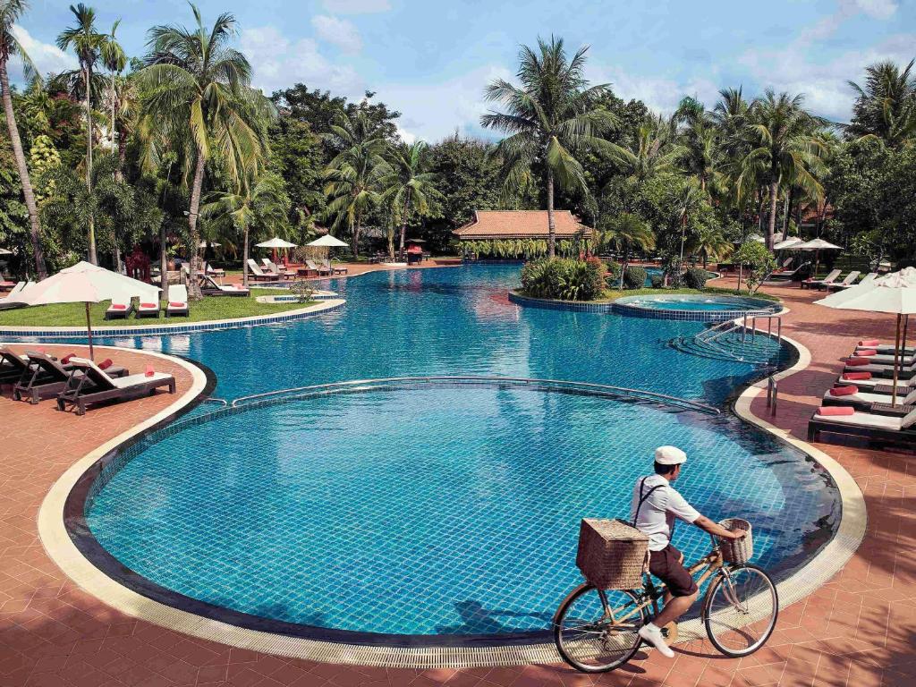 Bazén v ubytování Sofitel Angkor Phokeethra Golf & Spa Resort nebo v jeho okolí
