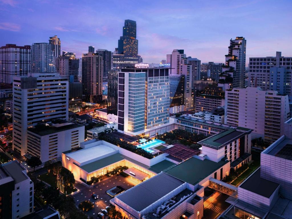 - Vistas al perfil urbano por la noche en Pullman Bangkok King Power en Bangkok