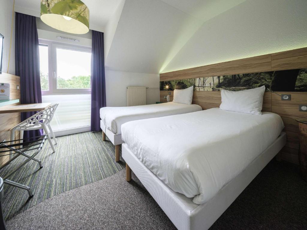 Postel nebo postele na pokoji v ubytování ibis Styles Sarrebourg