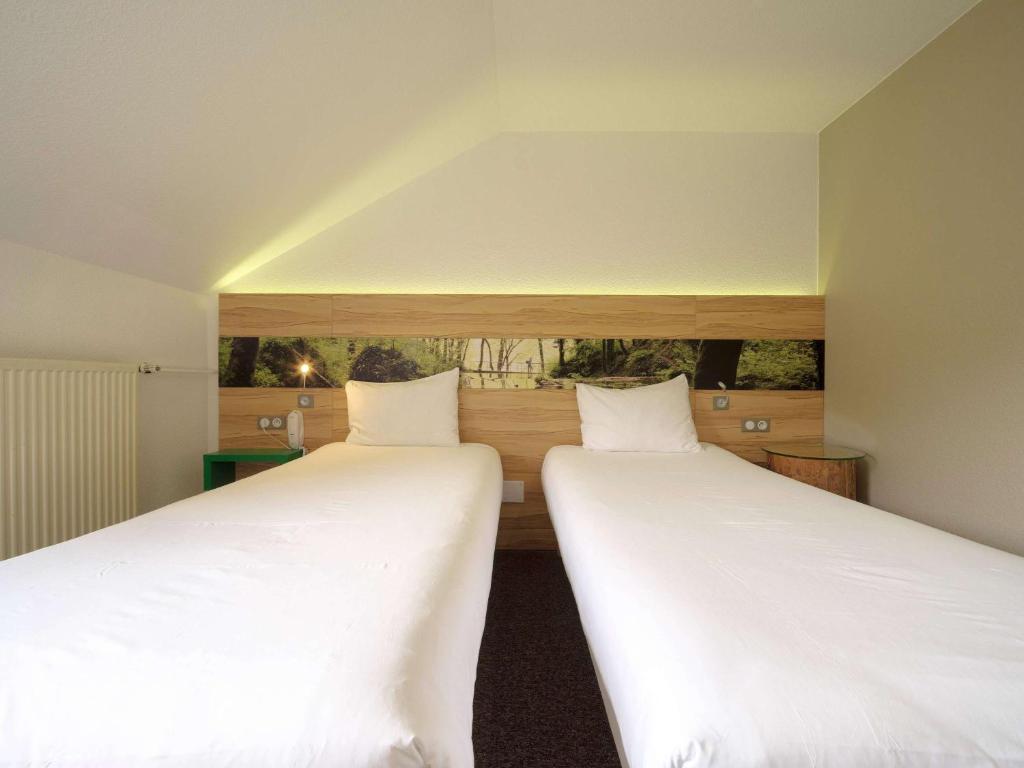 Postel nebo postele na pokoji v ubytování ibis Styles Sarrebourg