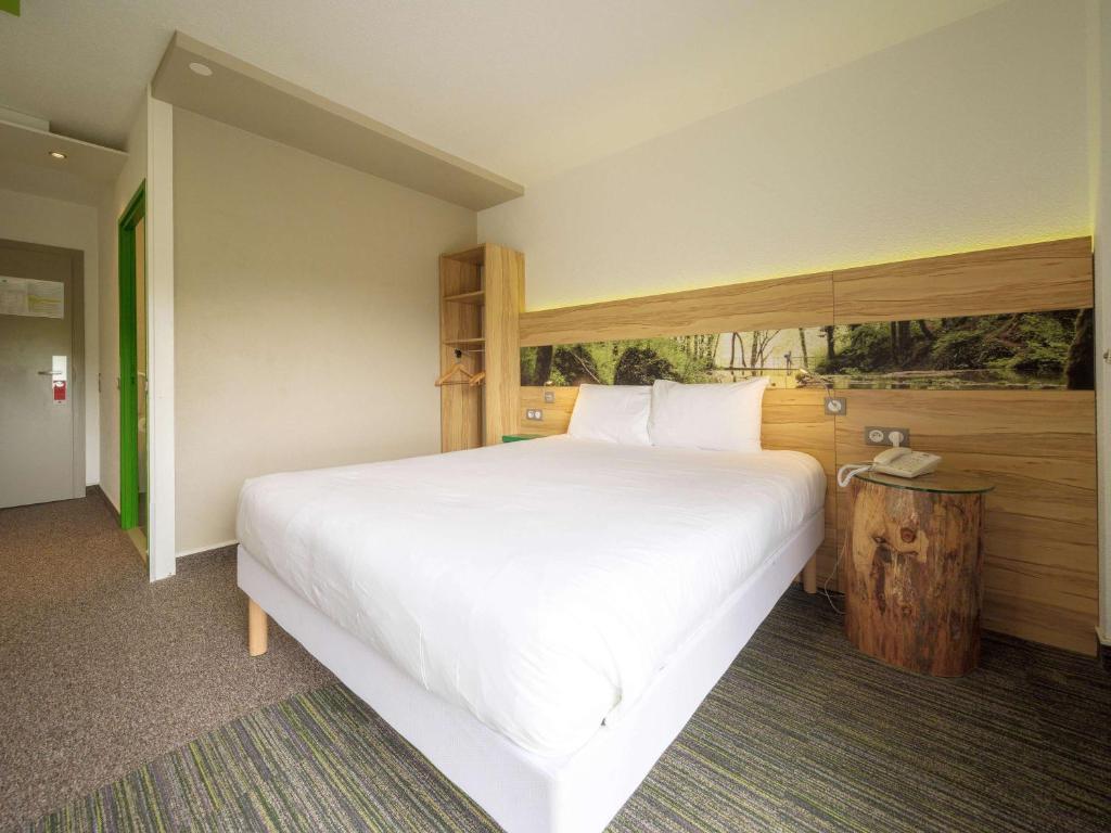 Postel nebo postele na pokoji v ubytování ibis Styles Sarrebourg