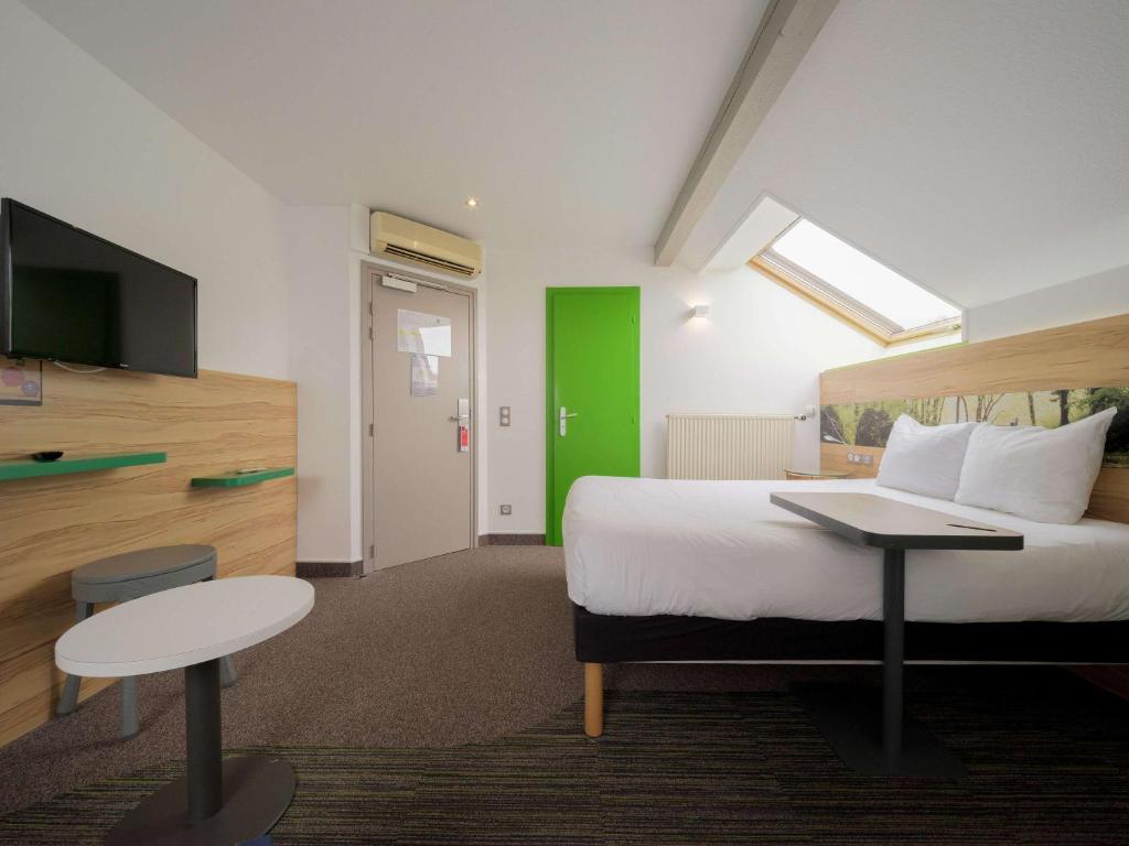 Postel nebo postele na pokoji v ubytování ibis Styles Sarrebourg