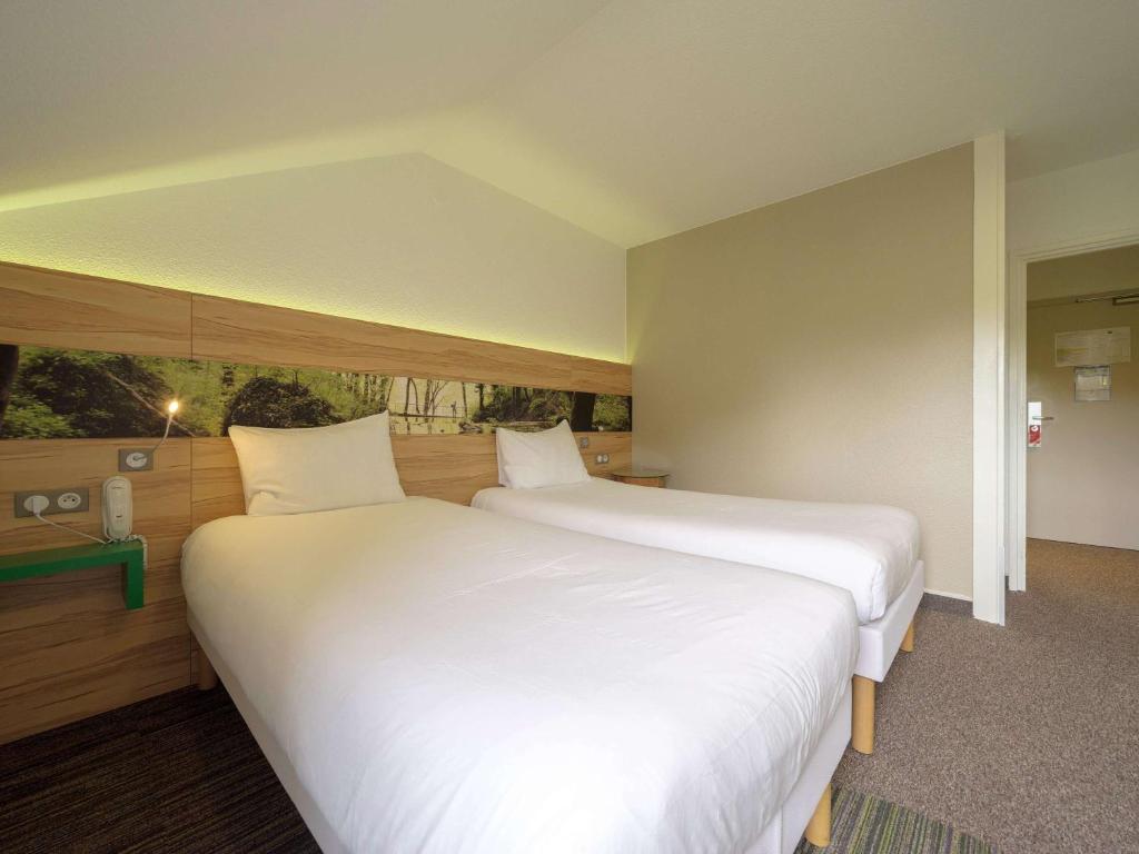 Postel nebo postele na pokoji v ubytování ibis Styles Sarrebourg