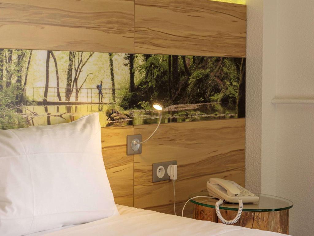 Postel nebo postele na pokoji v ubytování ibis Styles Sarrebourg