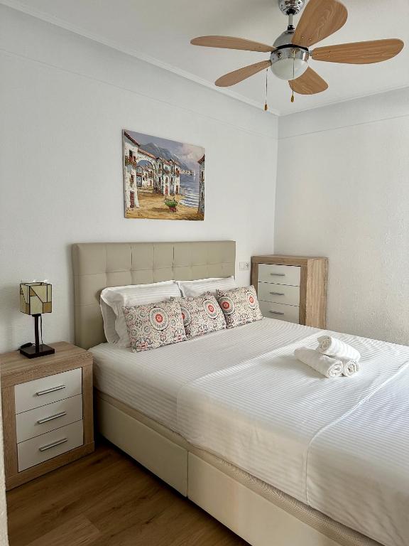 a bedroom with a bed with a ceiling fan at Sonido del Mar in Gran Alacant