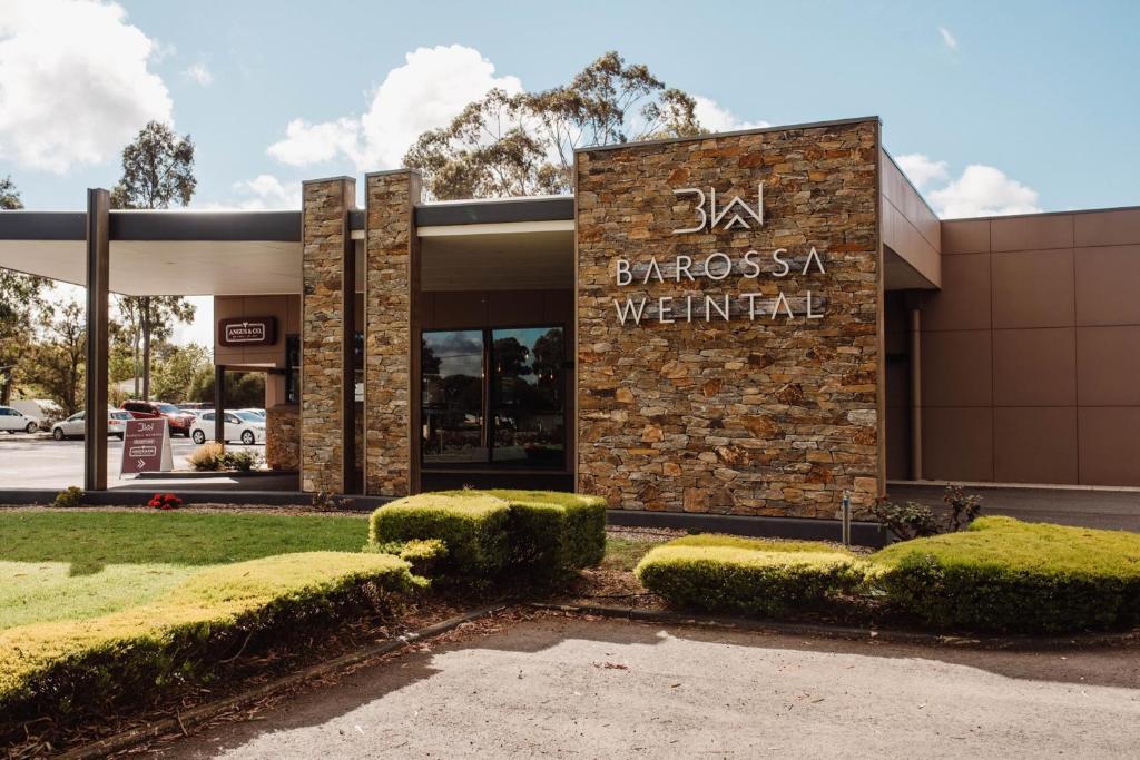 un bâtiment avec un panneau à l'avant dans l'établissement Barossa Weintal Hotel, à Tanunda