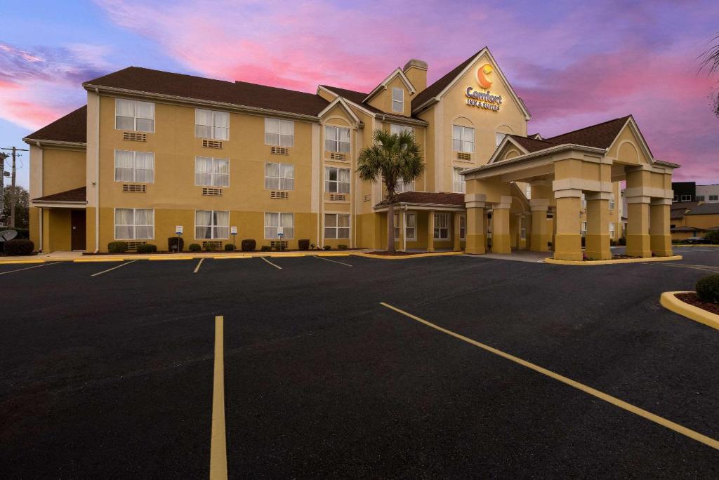 un hotel con un estacionamiento delante de él en Comfort Inn & Suites Santee, en Santee