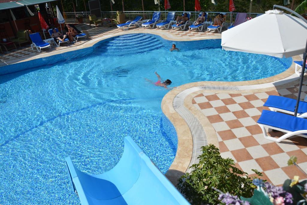 Bazén v ubytování Yavuzhan Hotel nebo v jeho okolí