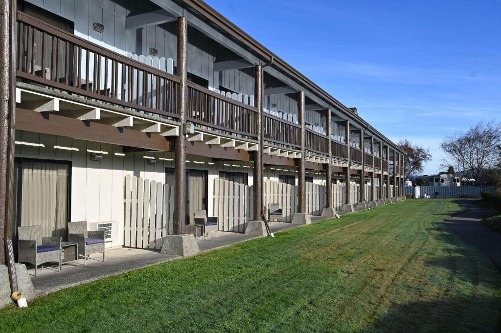 um edifício com bancos na lateral em Edgewater Inn and Suites em Coos Bay