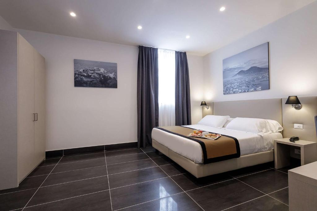 um quarto de hotel com uma cama e uma janela em Best Western Hotel dei Mille em Nápoles