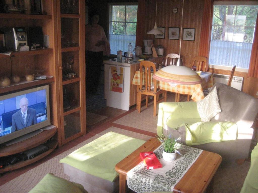 sala de estar con sofá y TV en Holiday home monkfish house en Warin