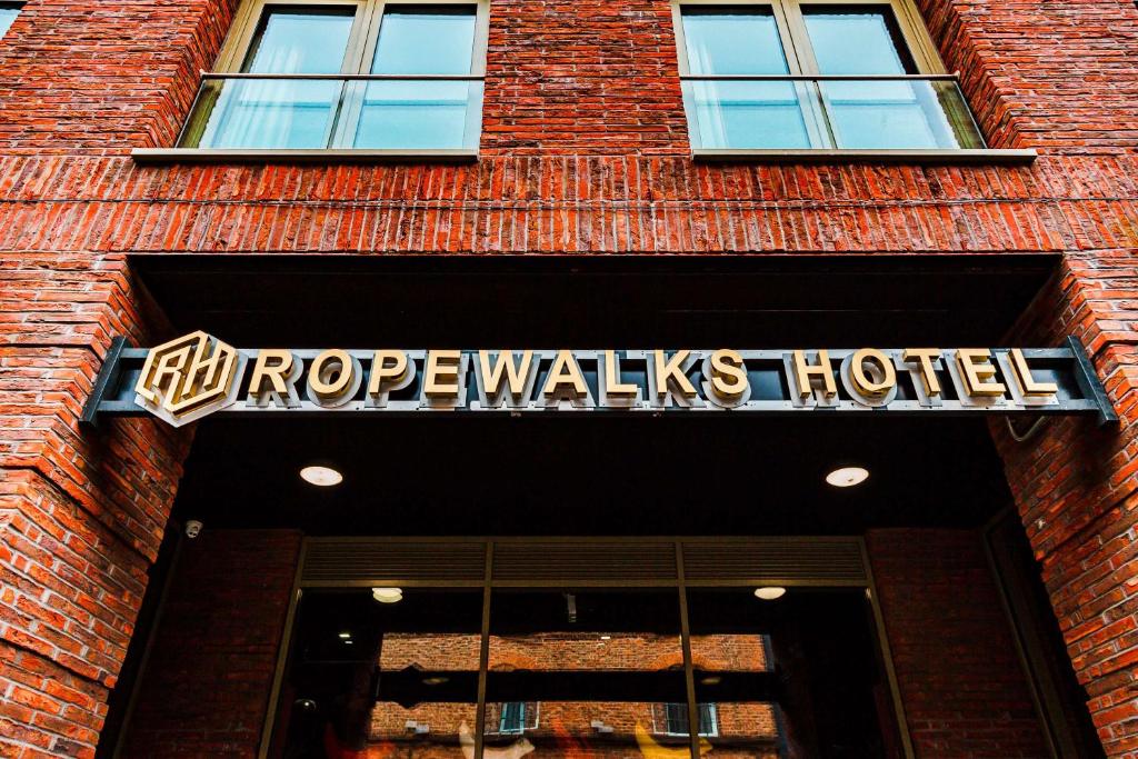 リバプールにあるRopewalks Hotel - BW Premier Collectionのホテルの看板が付いたレンガ造りの建物