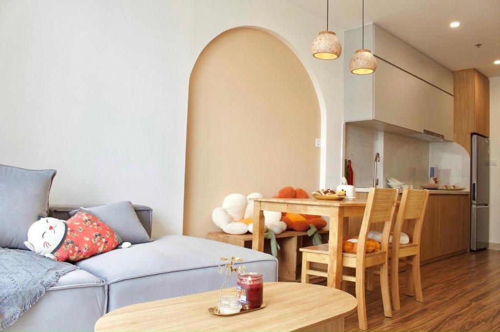 uma sala de estar com um sofá e uma mesa em DU’s Happy Vinhomes Quận 9 em Long Bình