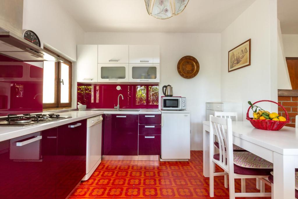 Kuchyňa alebo kuchynka v ubytovaní Apartments by the sea Seget Vranjica, Trogir - 5964