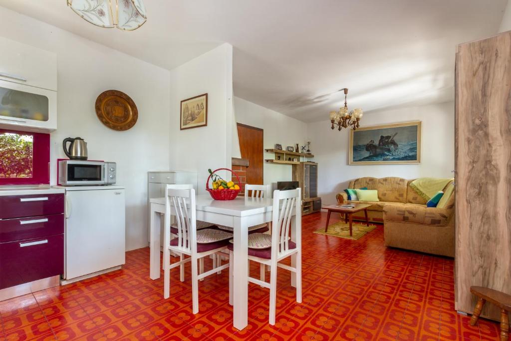Kuchyňa alebo kuchynka v ubytovaní Apartments by the sea Seget Vranjica, Trogir - 5964