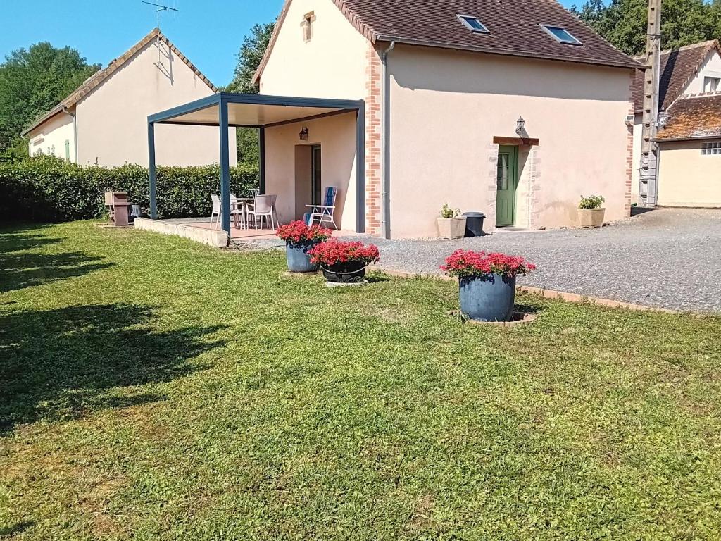 Κήπος έξω από το Corps de ferme restauré avec terrasse, 2 chambres, grande douche italienne et terrain de pétanque - FR-1-410-344