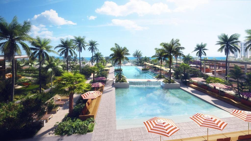 una vista aérea de la piscina del complejo con palmeras en Hotel Indigo Grand Cayman, an IHG Hotel en Grand Cayman