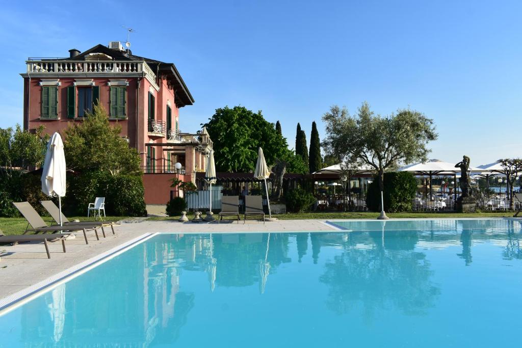 Bazén v ubytování Villa Pioppi Hotel nebo v jeho okolí