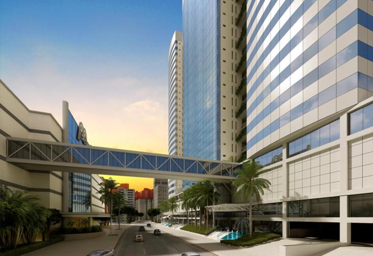 a bridge over a street in front of a building at Apartamento 01 quadra da praia - LUXO Praiamar Residence in Santos