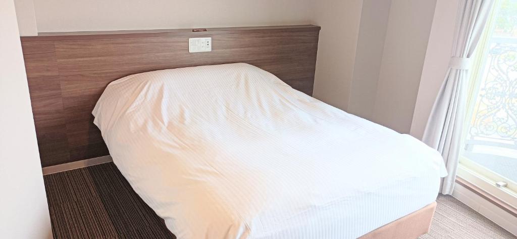 Postel nebo postele na pokoji v ubytování kisarazu bay Town Hotel