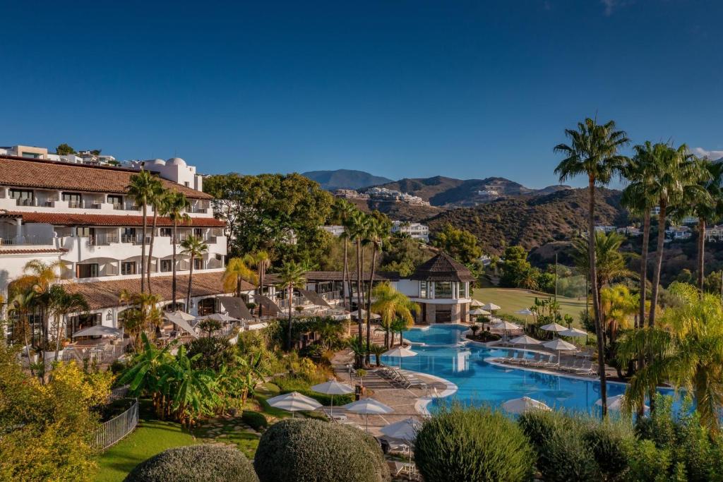 een luchtzicht op een resort met een zwembad en palmbomen bij The Westin La Quinta Golf Resort & Spa, Benahavis, Marbella in Marbella