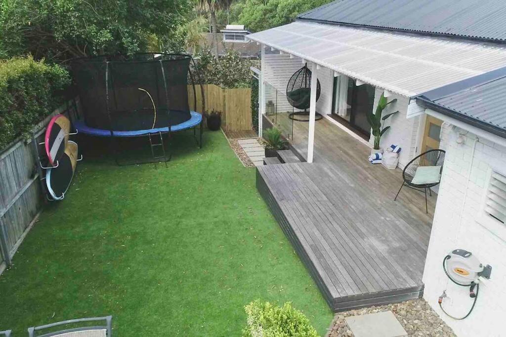 - Vistas aéreas a un patio trasero con terraza y piscina en Coastal 3 bedroom house with private oasis., en Mona Vale
