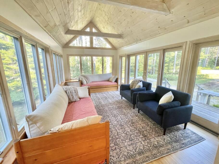 uma sala de estar com um sofá, cadeiras e janelas em Quiet Family Friendly Home w/ Backyard [Owls Nest] em Tremont