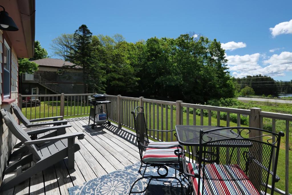 un ponte con una griglia e una sedia sopra di Cozy Pond Side Cottage in Bar Harbor! [The Nook] a Bar Harbor
