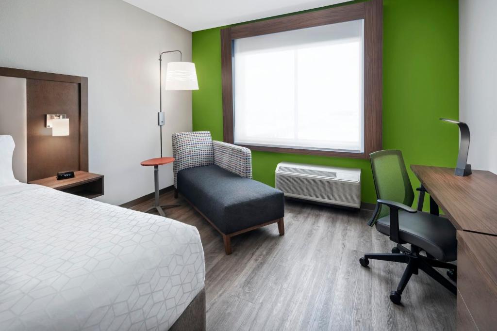 Postel nebo postele na pokoji v ubytování Holiday Inn Express & Suites Midland Loop 250 by IHG
