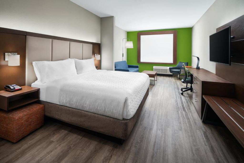 TV a/nebo společenská místnost v ubytování Holiday Inn Express & Suites Midland Loop 250 by IHG