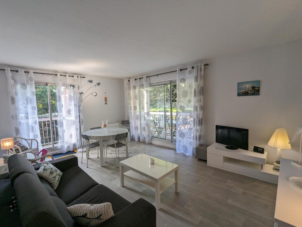 un salon avec un canapé et une table dans l'établissement Arcachon Centre - Joli T3 Tout Confort - 4 Personnes - Balcons - Parking Sécurisé - FR-1-420-34, à Arcachon